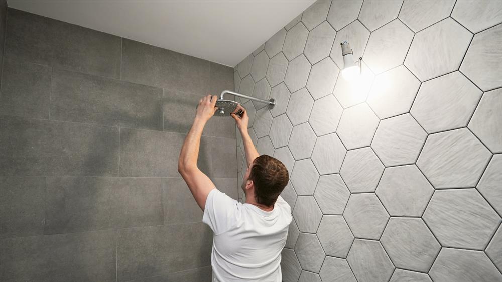 Wall-mounted multi-head shower installation